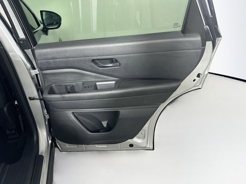 Used 2025 Nissan Pathfinder SV FWD image 31