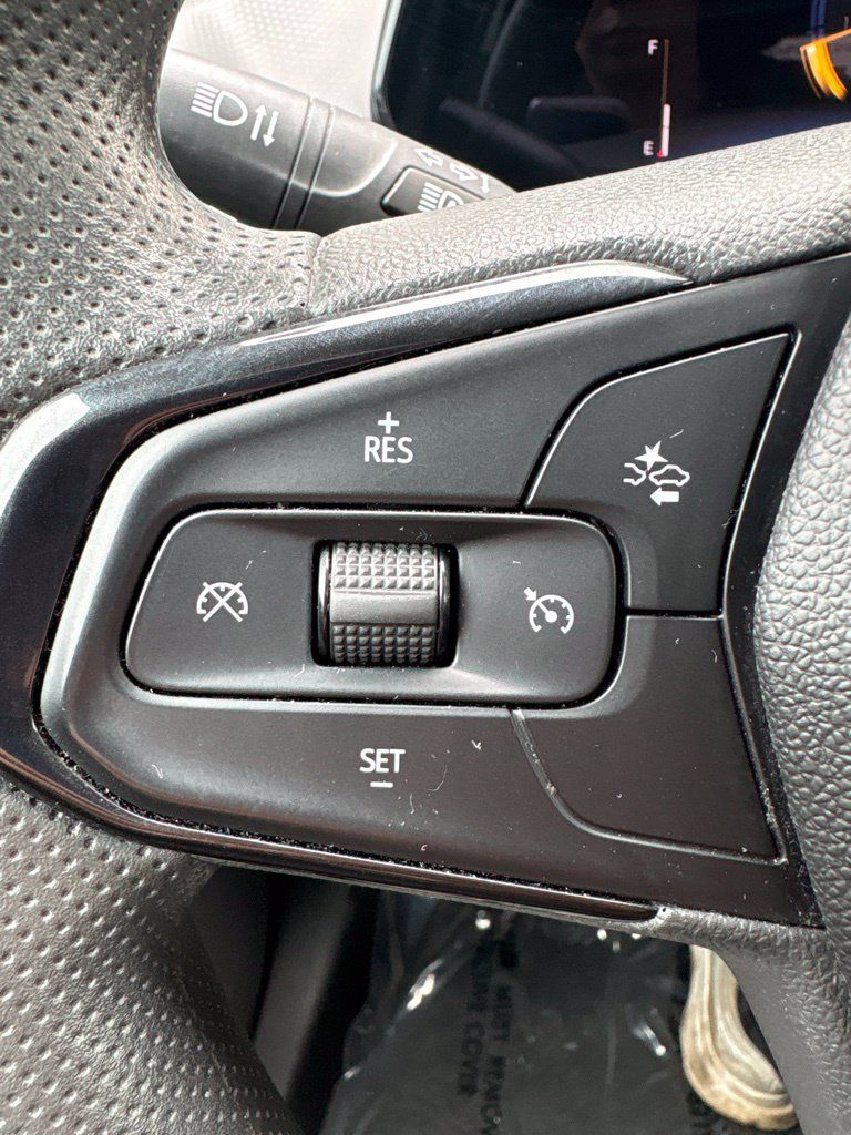 Used 2025 Chevrolet Trax LT FWD image 17