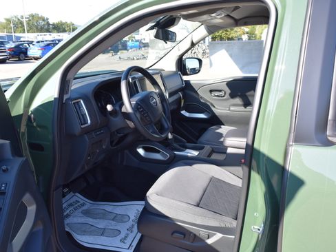 Used 2025 Nissan Frontier SV AWD/4WD image 13
