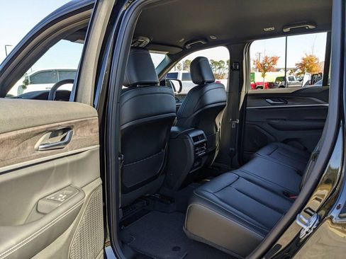 New 2025 Jeep Grand Cherokee Limited w/ Black Appearance Package image 37