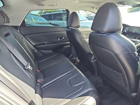 Used 2022 Hyundai Elantra Limited FWD image 11