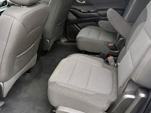 Used 2023 Chevrolet Traverse LT image 8