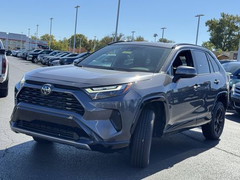 Used 2025 Toyota RAV4 SE image 15