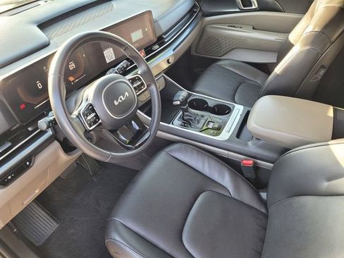 Used 2025 Kia Carnival FWD image 8