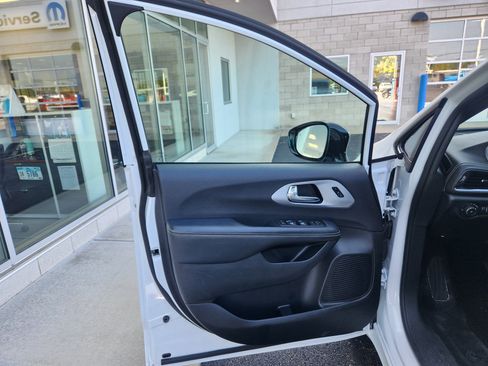 Used 2025 Chrysler Pacifica Limited FWD image 21