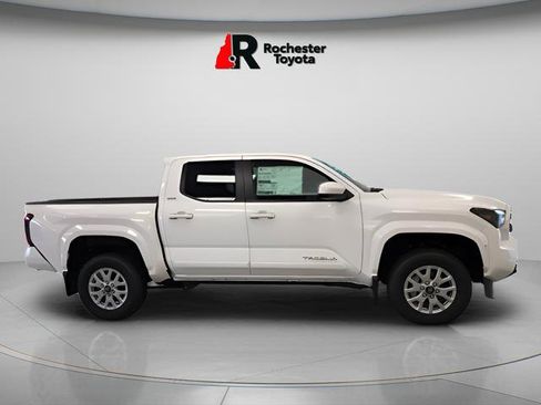 Used 2025 Toyota Tacoma SR5 image 2