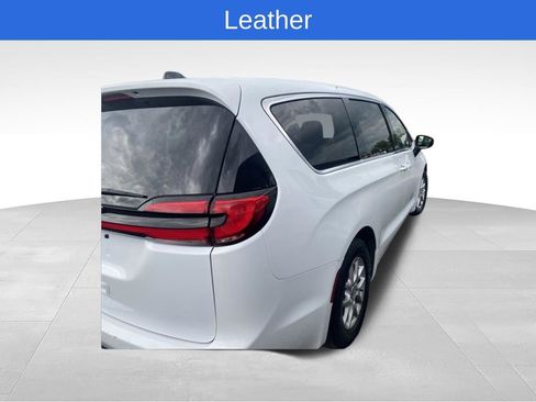Used 2023 Chrysler Pacifica Touring-L FWD image 7