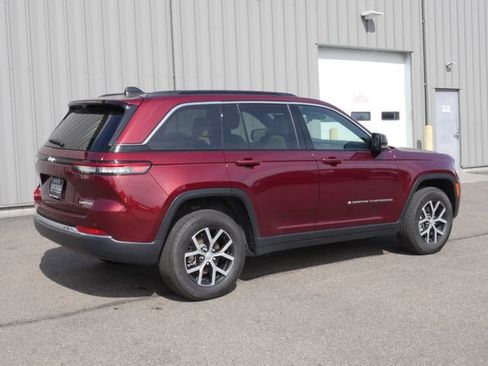 Used 2024 Jeep Grand Cherokee Limited w/ Luxury Tech Group II AWD/4WD image 12