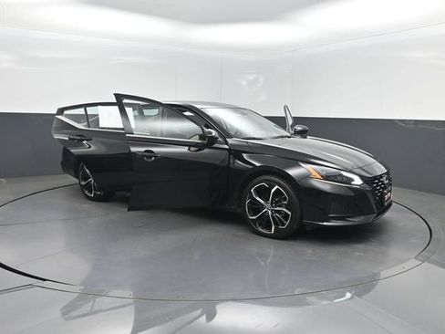 Used 2024 Nissan Altima 2.5 SR w/ SR Premium Package FWD image 35