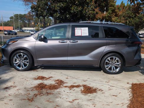 Certified 2023 Toyota Sienna Platinum image 7