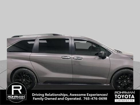 Used 2022 Toyota Sienna XSE w/ XSE Plus Package AWD/4WD image 9