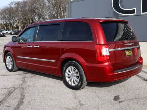 Used 2016 Chrysler Town & Country Limited Platinum image 6