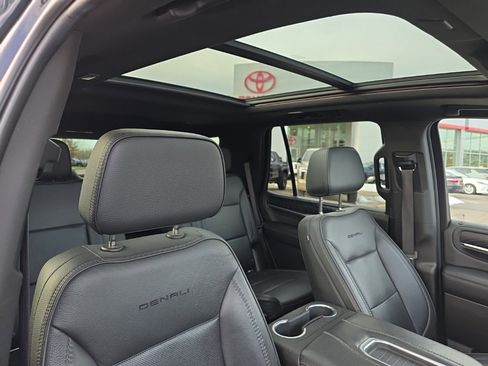 Used 2021 GMC Yukon Denali w/ Denali Premium Package image 10