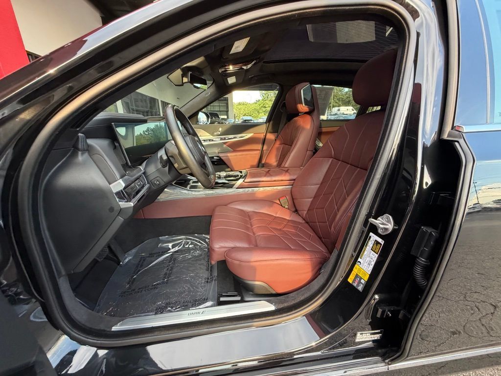 Used 2023 BMW i7 xDrive60 AWD/4WD image 29