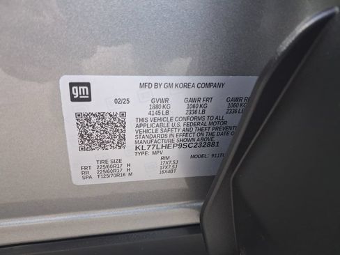 Used 2025 Chevrolet Trax LT w/ LT Convenience Package FWD image 3