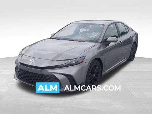 Used 2025 Toyota Camry SE FWD image 1
