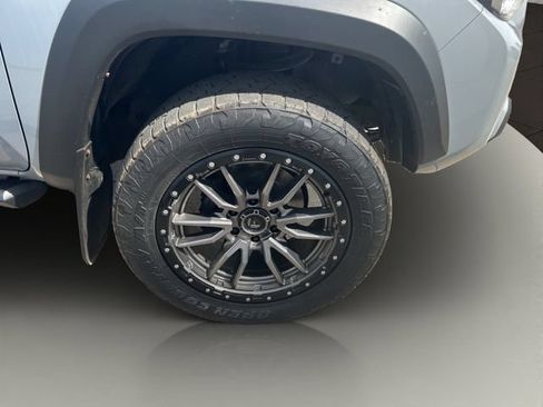 Used 2020 Toyota Tacoma TRD Off-Road AWD/4WD image 33