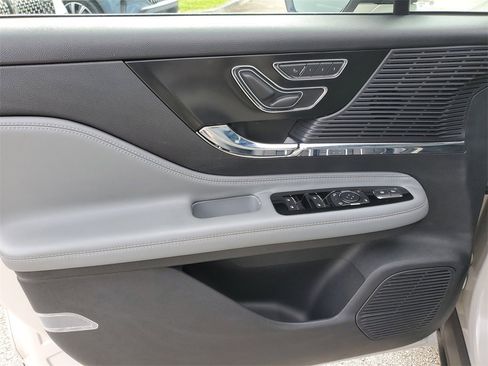 Certified 2020 Lincoln Corsair Standard w/ Convenience Package image 18