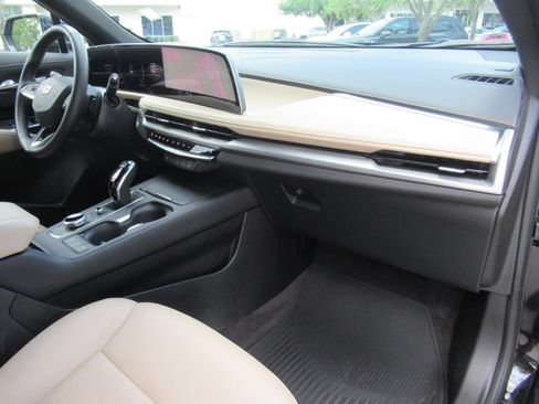 Certified 2024 Cadillac XT4 Luxury w/ Cold Weather Package FWD image 12