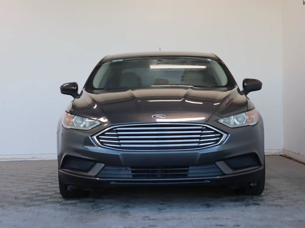 Used 2017 Ford Fusion SE FWD image 2
