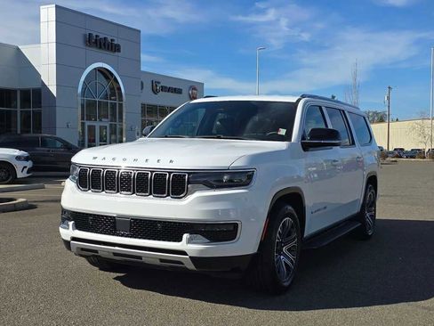 Used 2024 Jeep Wagoneer L Series II w/ Flexible Seating Group image 1