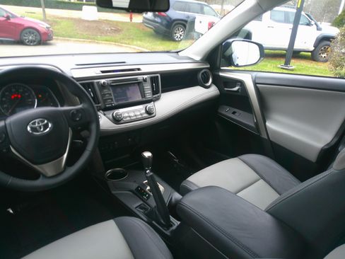 Used 2015 Toyota RAV4 Limited image 33