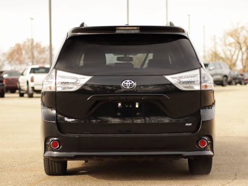 Used 2017 Toyota Sienna SE image 6