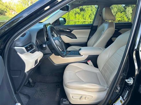 Used 2023 Toyota Highlander XLE AWD/4WD image 16