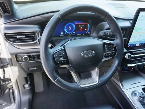 Used 2023 Ford Explorer Platinum w/ Technology Package AWD/4WD image 17