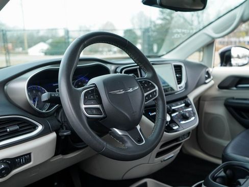 Used 2024 Chrysler Pacifica Touring-L image 6