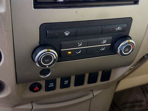 Used 2010 Nissan Titan SE image 17