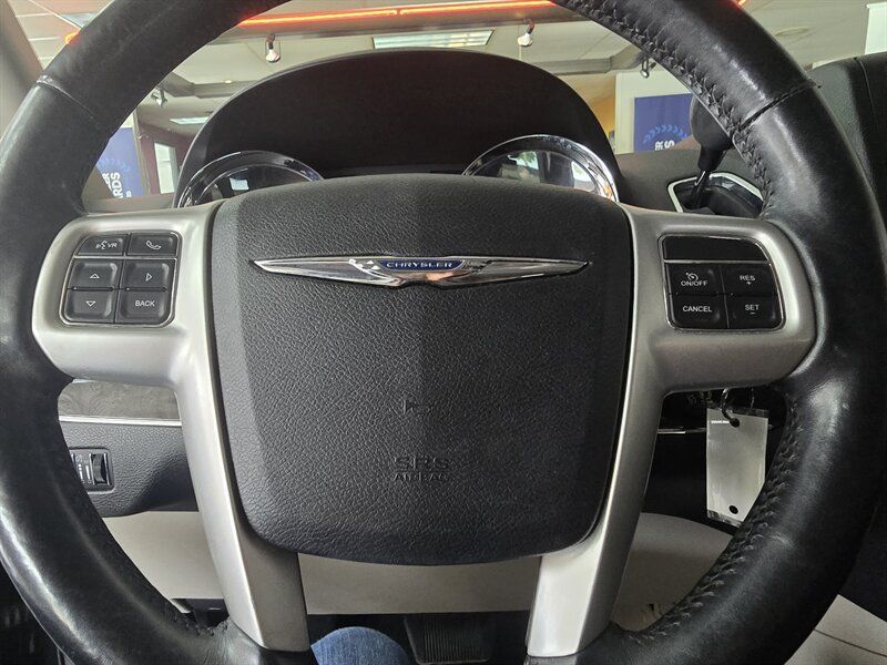 Used 2015 Chrysler Town & Country Touring w/ Driver Convenience Group FWD image 29
