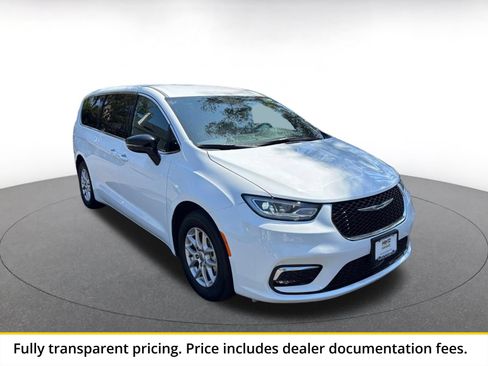 Used 2025 Chrysler Pacifica Select FWD image 1