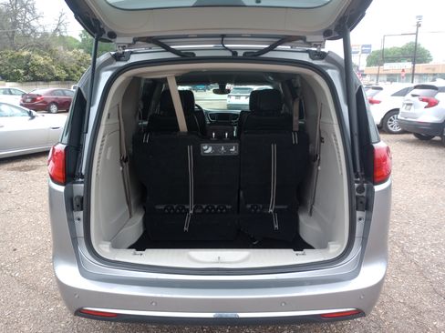 Used 2020 Chrysler Pacifica Touring-L image 13