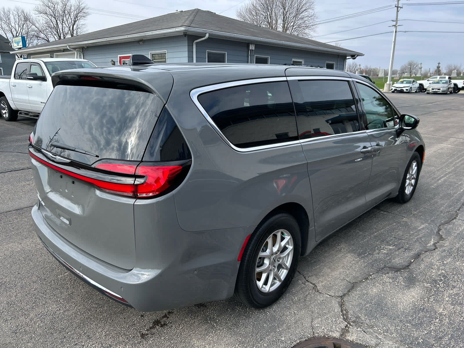 Used 2025 Chrysler Pacifica Select FWD image 3