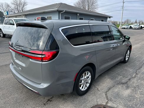 Used 2025 Chrysler Pacifica Select image 3