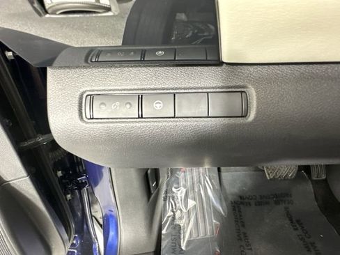 Used 2023 Nissan Pathfinder SV image 14