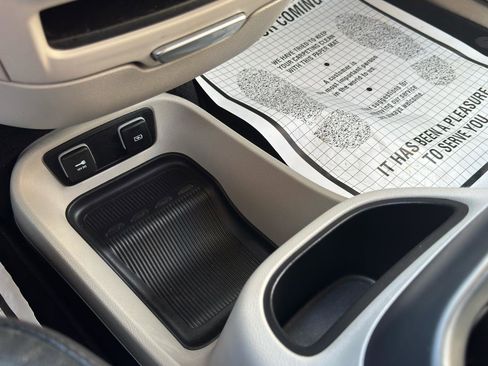 Used 2021 Chrysler Pacifica Touring-L FWD image 29