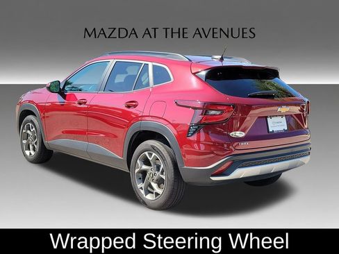 Used 2025 Chevrolet Trax LT w/ LT Convenience Package FWD image 4
