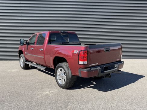 Used 2013 GMC Sierra 2500 Denali w/ Suspension Package, Off-Road image 3