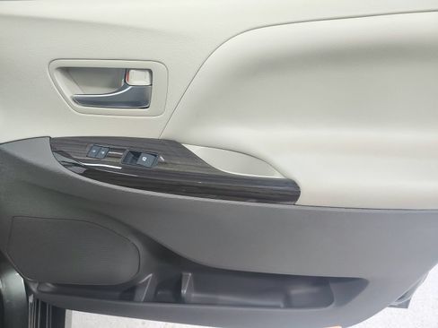 Used 2020 Toyota Sienna XLE Premium FWD image 53