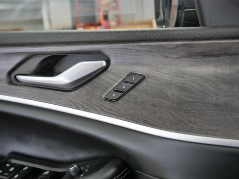 Used 2023 Jeep Grand Cherokee Limited w/ Luxury Tech Group II image 33