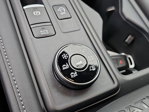 New 2025 Nissan Pathfinder S image 14