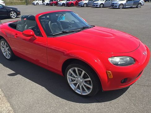 Used 2006 MAZDA MX-5 Miata Grand Touring RWD image 21
