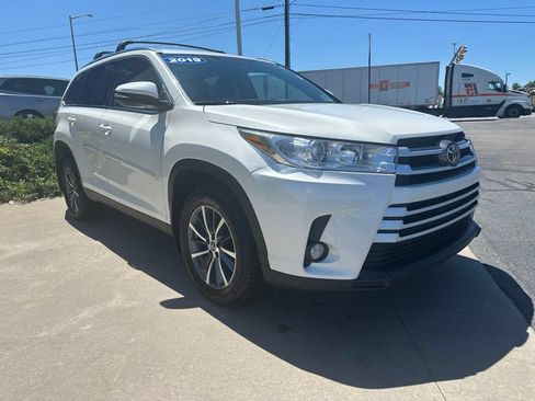 Used 2019 Toyota Highlander XLE AWD/4WD image 3
