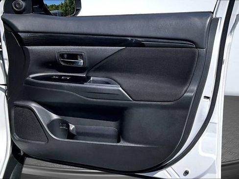 Used 2018 Mitsubishi Outlander AWD image 27
