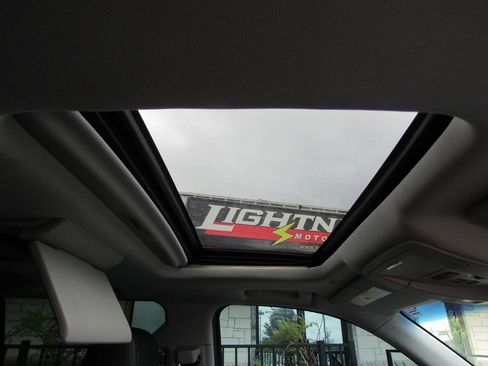 Used 2016 Chevrolet Suburban LTZ RWD image 8