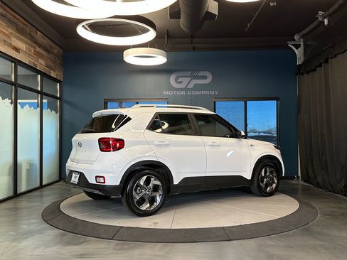 Used 2025 Hyundai Venue SEL image 3