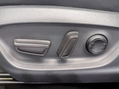 Used 2019 Toyota Camry SE FWD image 18