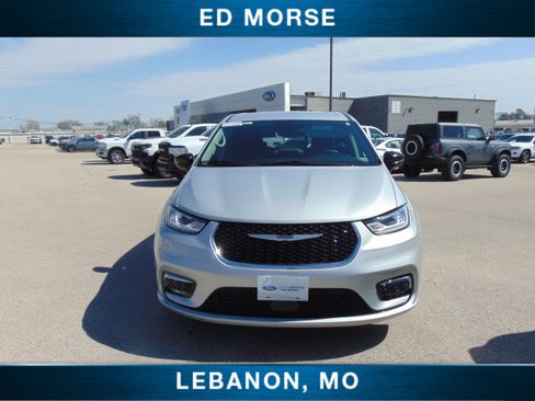 Used 2024 Chrysler Pacifica Touring-L image 3